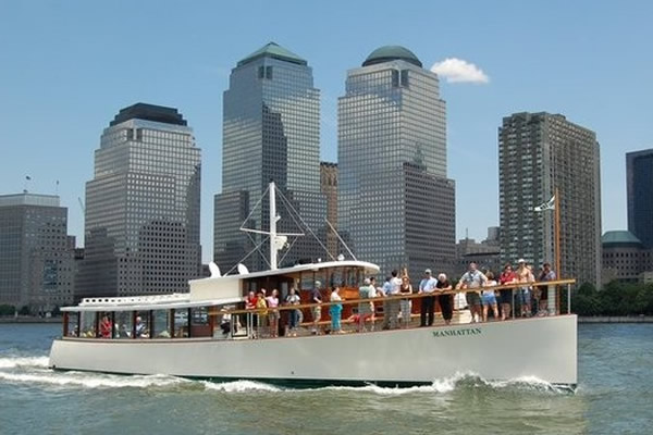 Manhattan Yacht buzzing up the Hudson River
