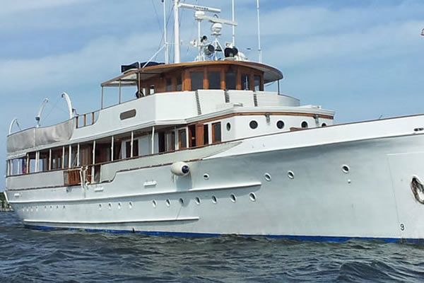 Mariner Yacht Classic Boat Close-up 